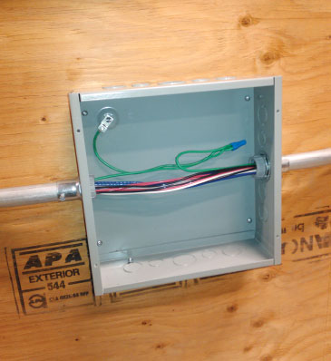 Photo 4. Reducing washers are no longer allowed to be used to maintain the bonding connection between a raceway of cable connector and an enclosure. Note the use of a bonding conductor to satisfy new Subrule (2) of Rule 10-606.